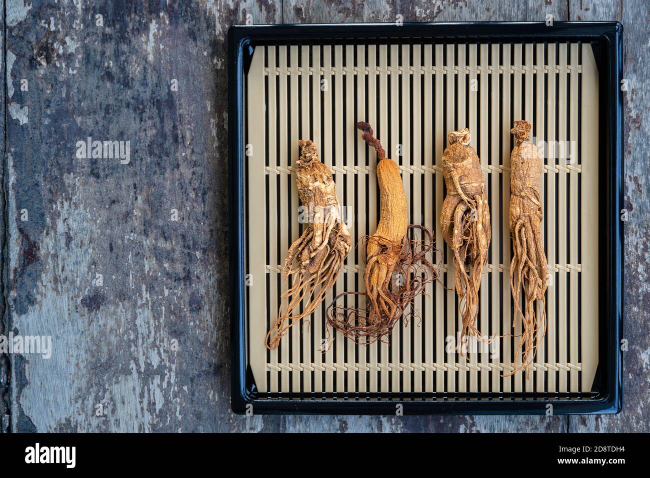 Radici di Ginseng asciutte sul cestello Foto Stock