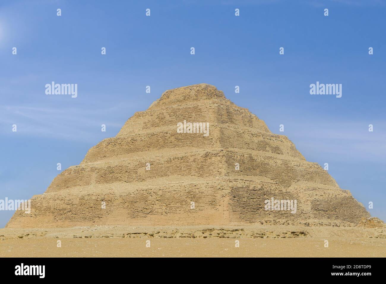 La più antica piramide a gradoni in Egitto, progettata da Imhotep per Re Djoser, situata a Saqqara, un antico terreno di sepoltura a 30 km a sud di moderno- Foto Stock