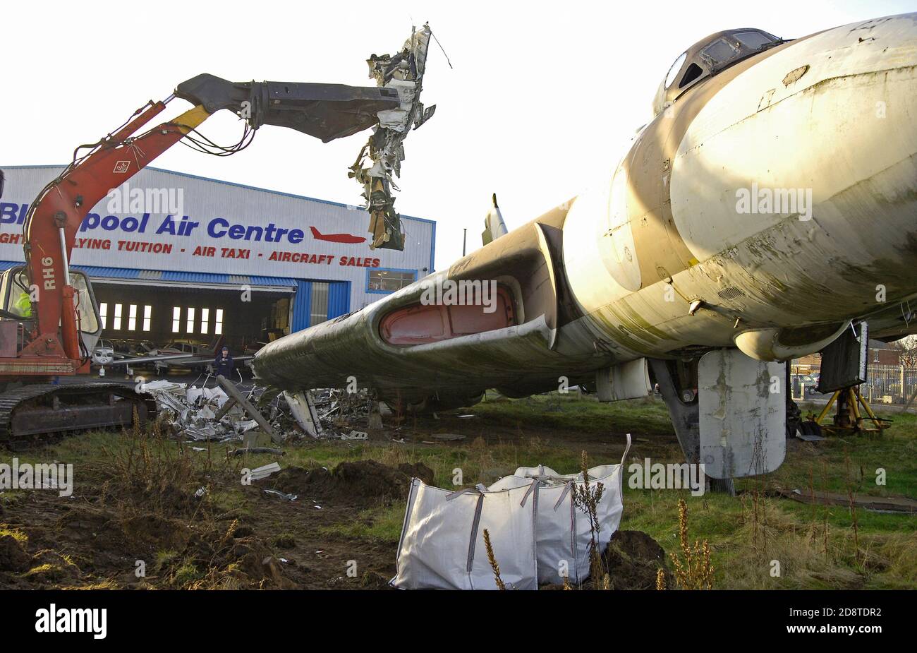 Dopo essere stato all'ingresso dell'aeroporto di Blackpool per il 23 Anni il bombardiere Vulcan è stato smantellato e inviato per il riciclaggio Nel gennaio del 2006 Foto Stock