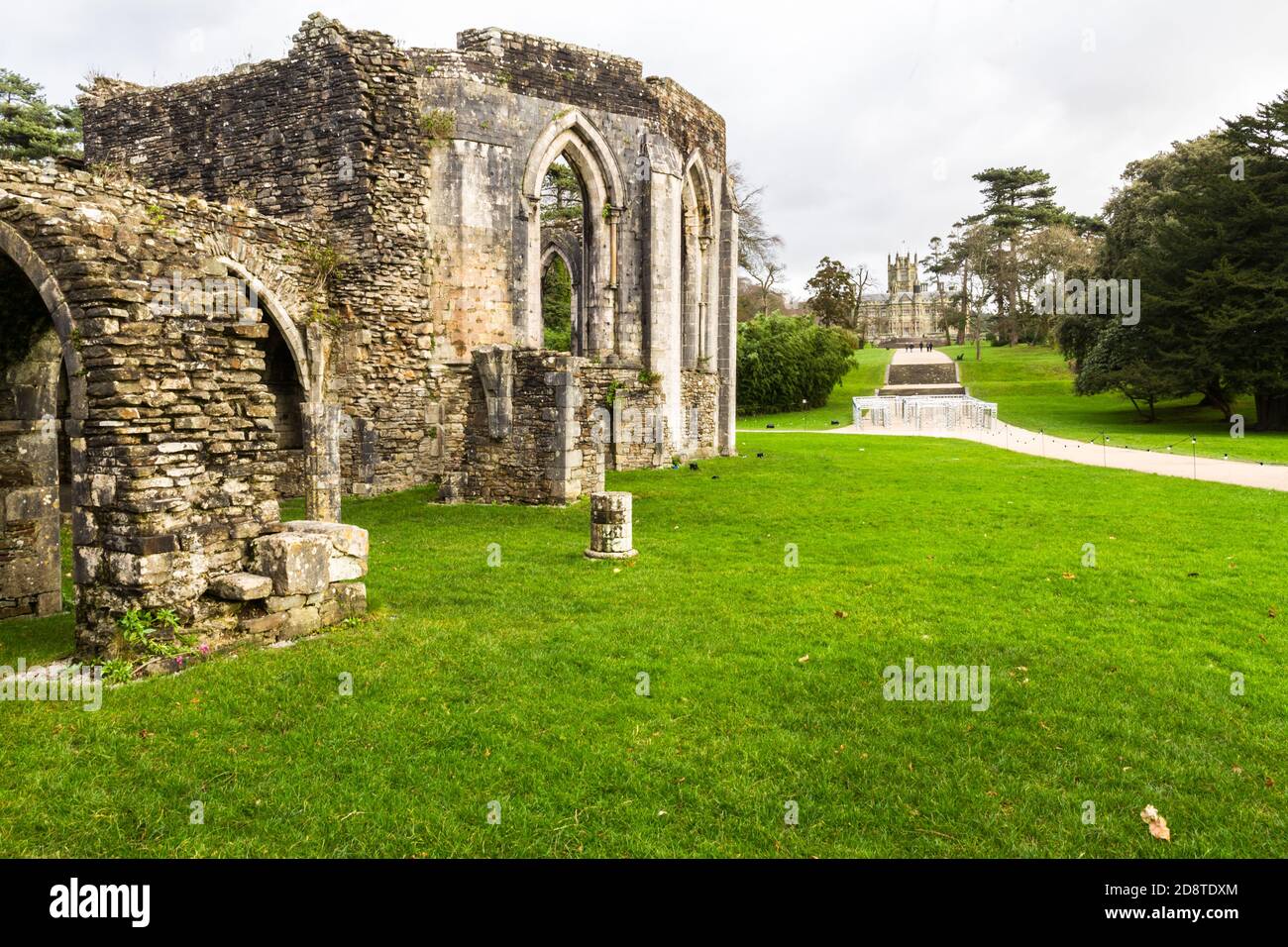 Port Talbot, Regno Unito, Chapter House and Castle in background , Margam Country Park, Port Talbot, Regno Unito il 13 2019 dicembre in Galles, U. Foto Stock