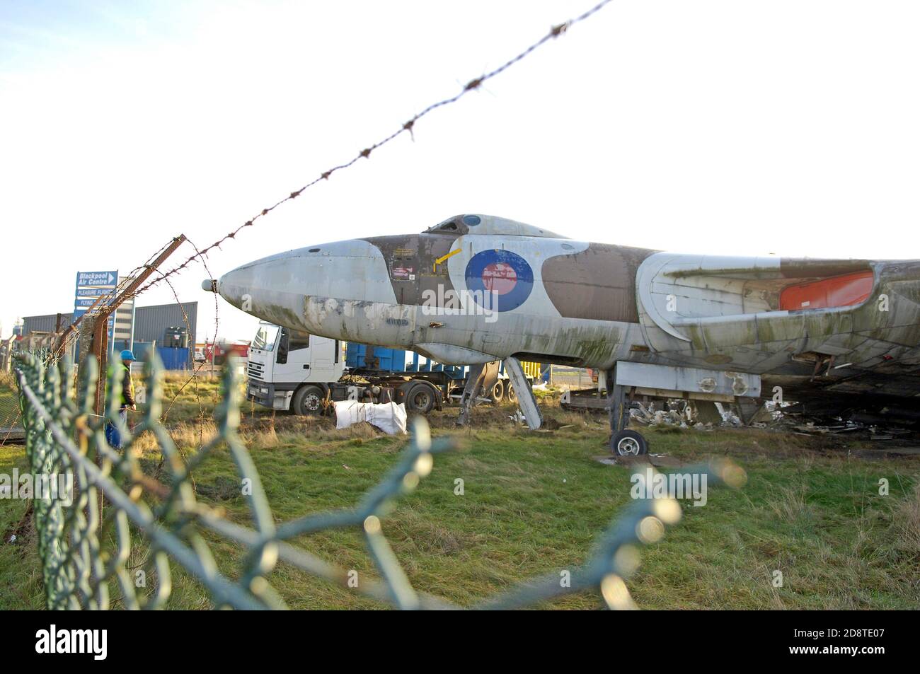 Dopo aver sostato all'ingresso dell'aeroporto di Blackpool per 23 anni, il bombardiere Vulcan è stato smantellato e inviato per il riciclaggio nel gennaio del 2006. Foto Stock