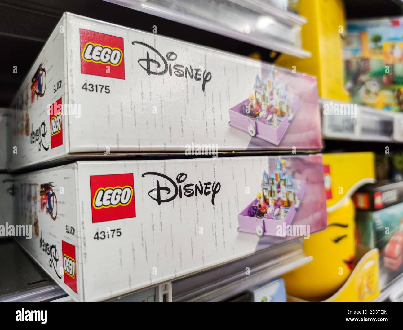 Puilboreau, Francia - 14 ottobre 2020: Collezione selezionata di molte scatole marchio Lego per la vendita in supermercato francese Foto Stock