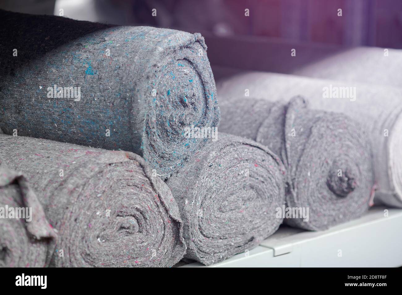 Rolls di fabbrica tessile primo piano. Materia prima o materia per fare stracci. Foto Stock