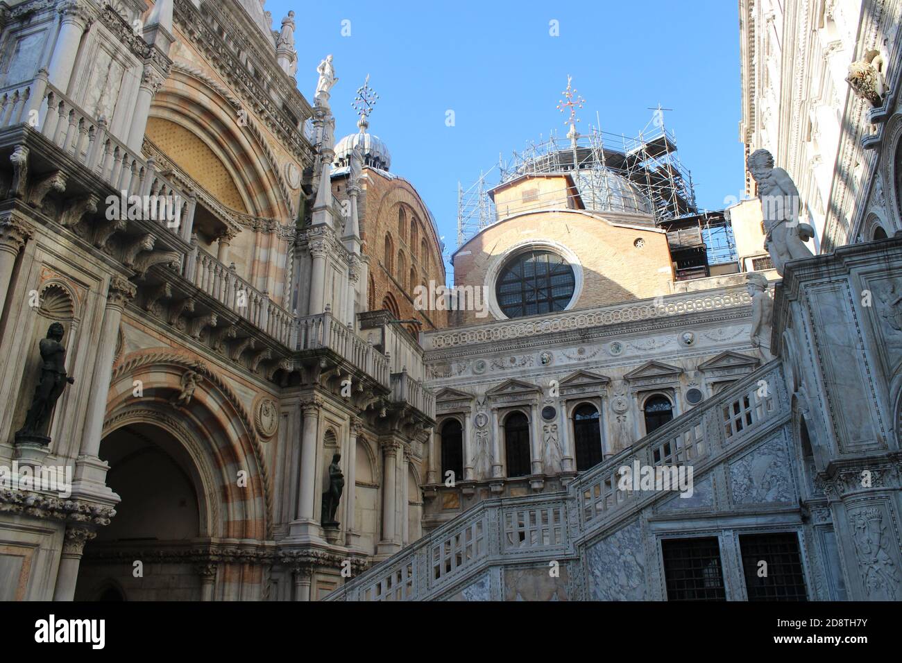 Bella architettura nel Museo di San Marco con statue e arche. Foto Stock