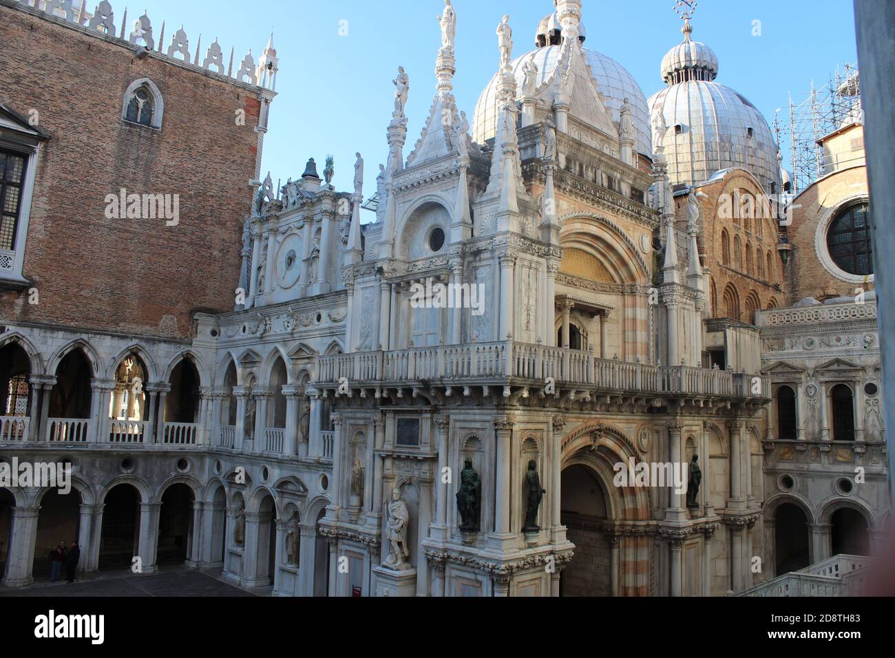 Bellissimo edificio antico con statue e archi e altre decorazioni. Museo di San Marco Foto Stock