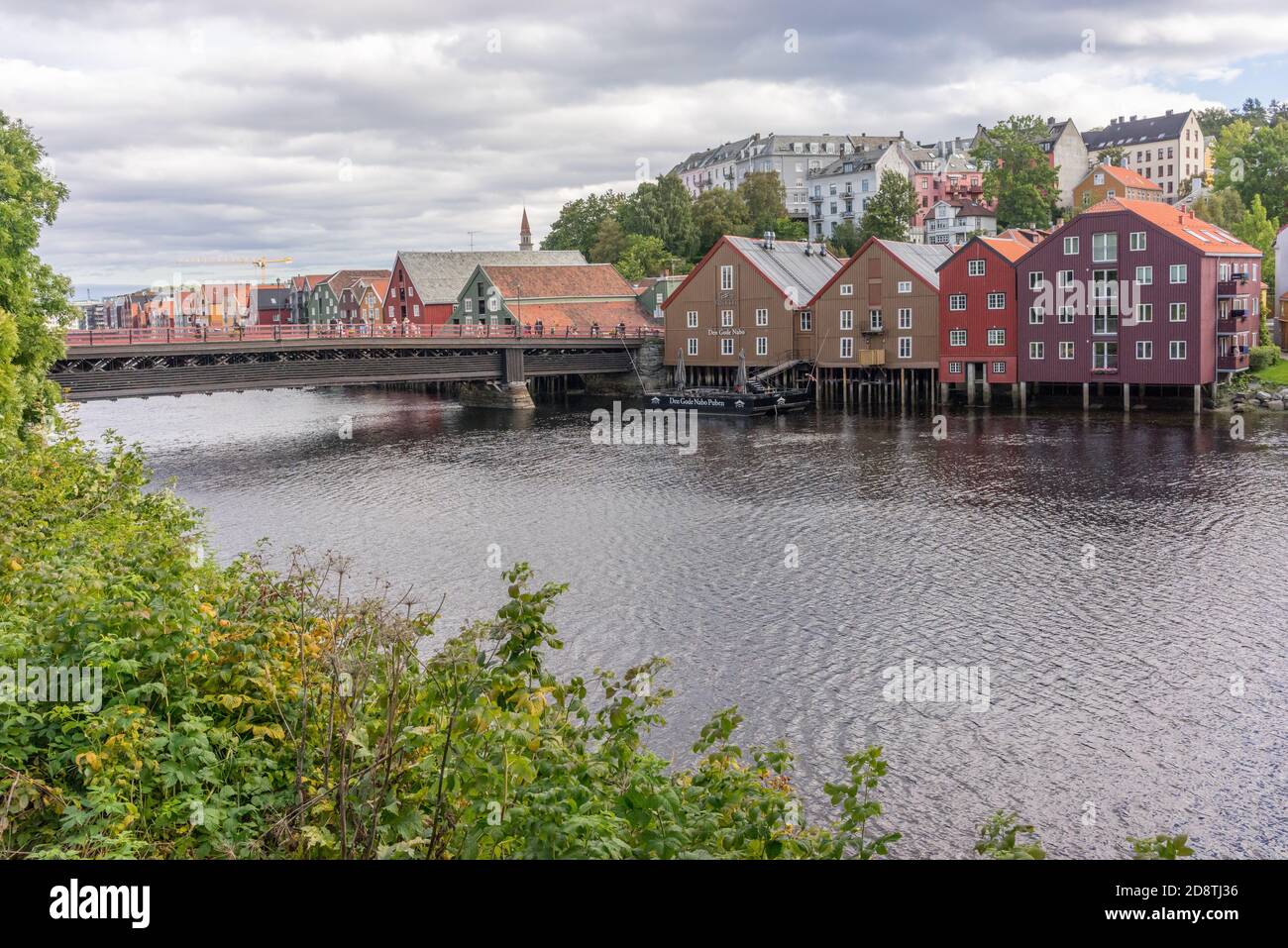 Case colorate lungo il fiume Nidelva a Trondheim, Norvegia Foto Stock
