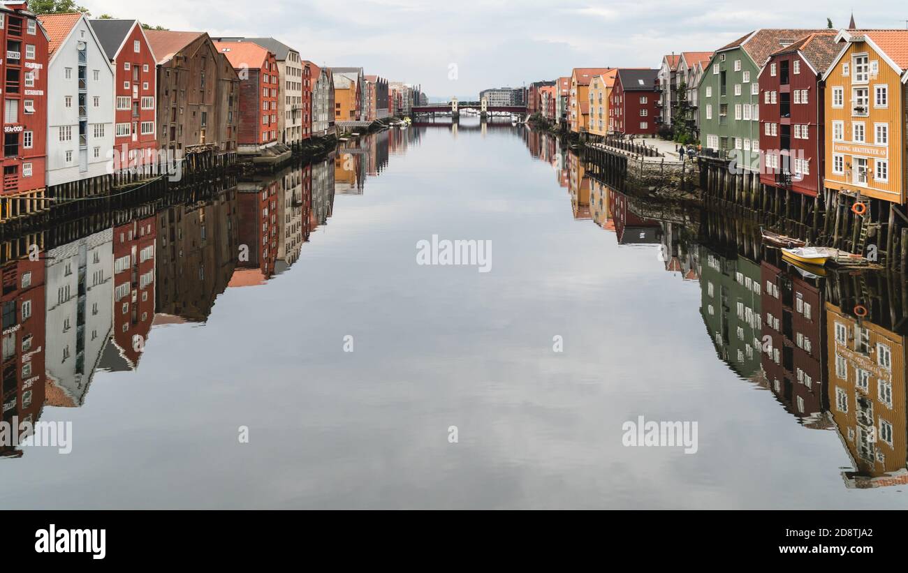 Case colorate lungo il fiume Nidelva a Trondheim, Norvegia Foto Stock