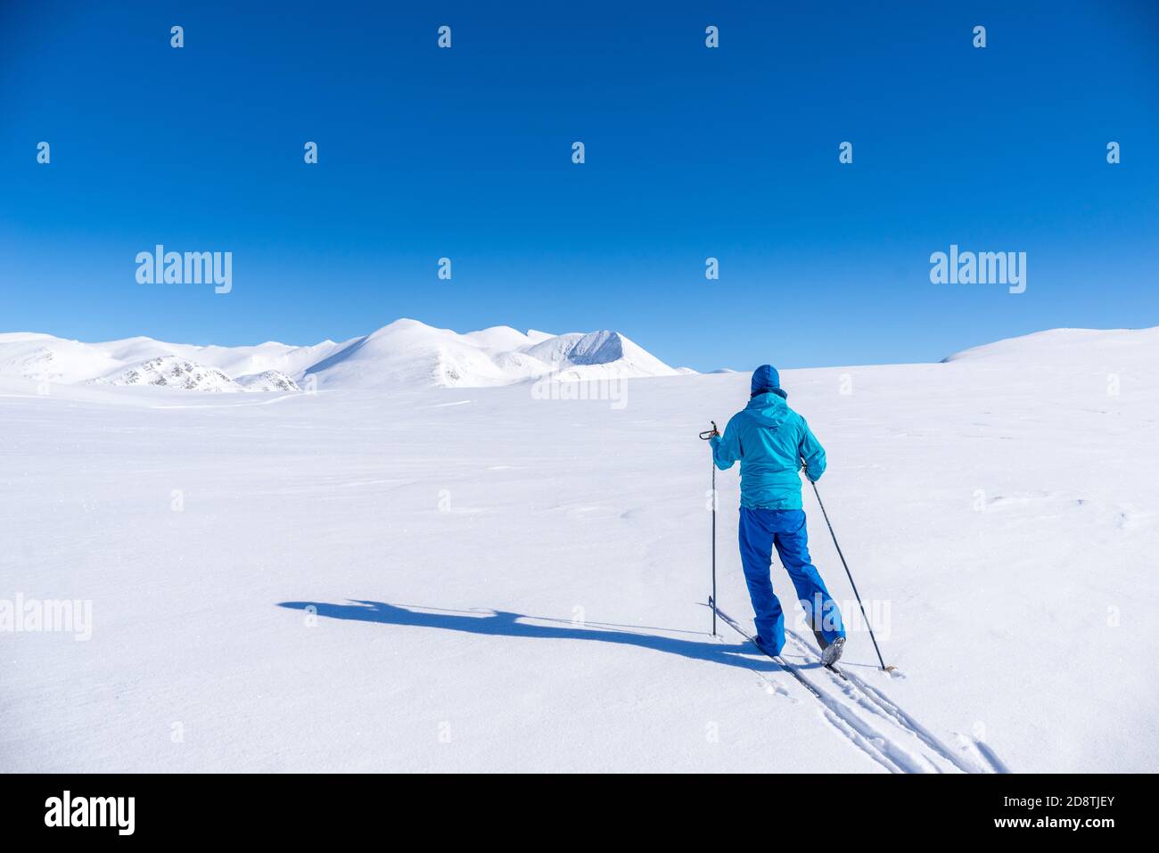 Uomo sugli sci di fondo nelle montagne vicino a Hovringen nel Parco Nazionale di Rondane, Norvegia Foto Stock