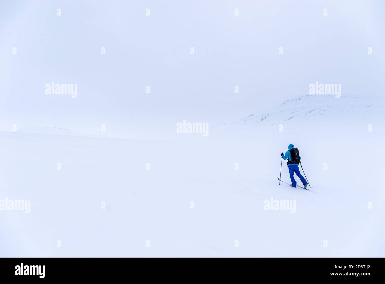 Uomo sugli sci di fondo nelle montagne vicino a Hovringen nel Parco Nazionale di Rondane, Norvegia Foto Stock