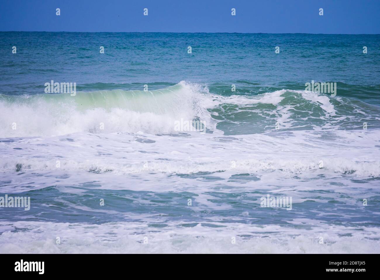 Potente onda blu sull'oceano con sfondo naturale perfetto Foto Stock