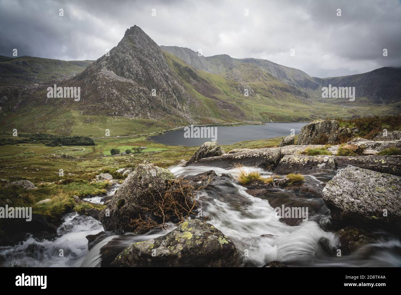 Vista di Tryfan e della catena Glyderau con Llyn Ogwen nel Parco Nazionale di Snowdonia, Galles Foto Stock