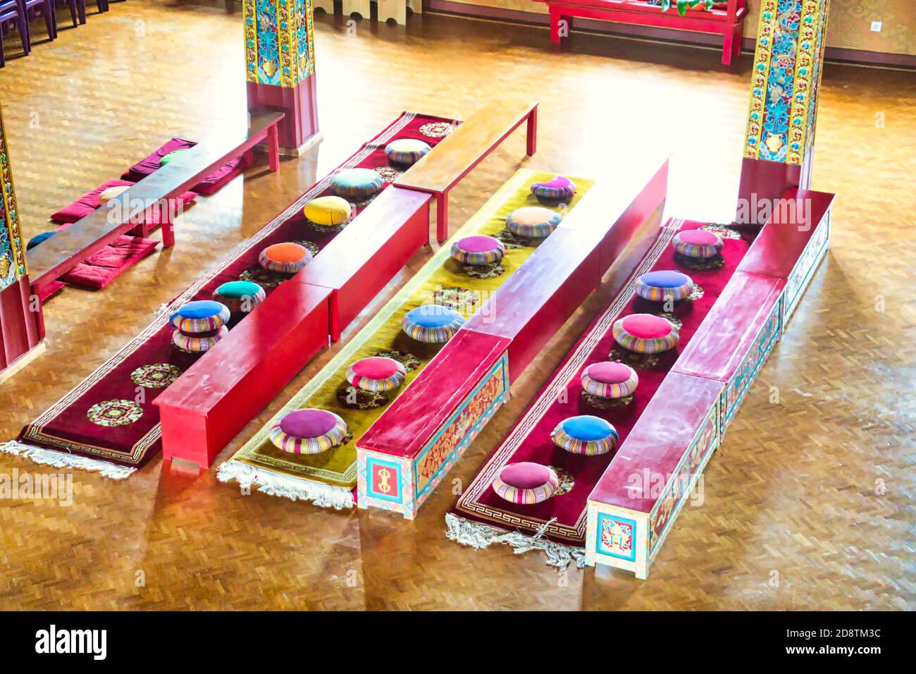 Cuscini colorati di preghiera o meditazione del monaco nel tempio. In attesa di persone Foto Stock