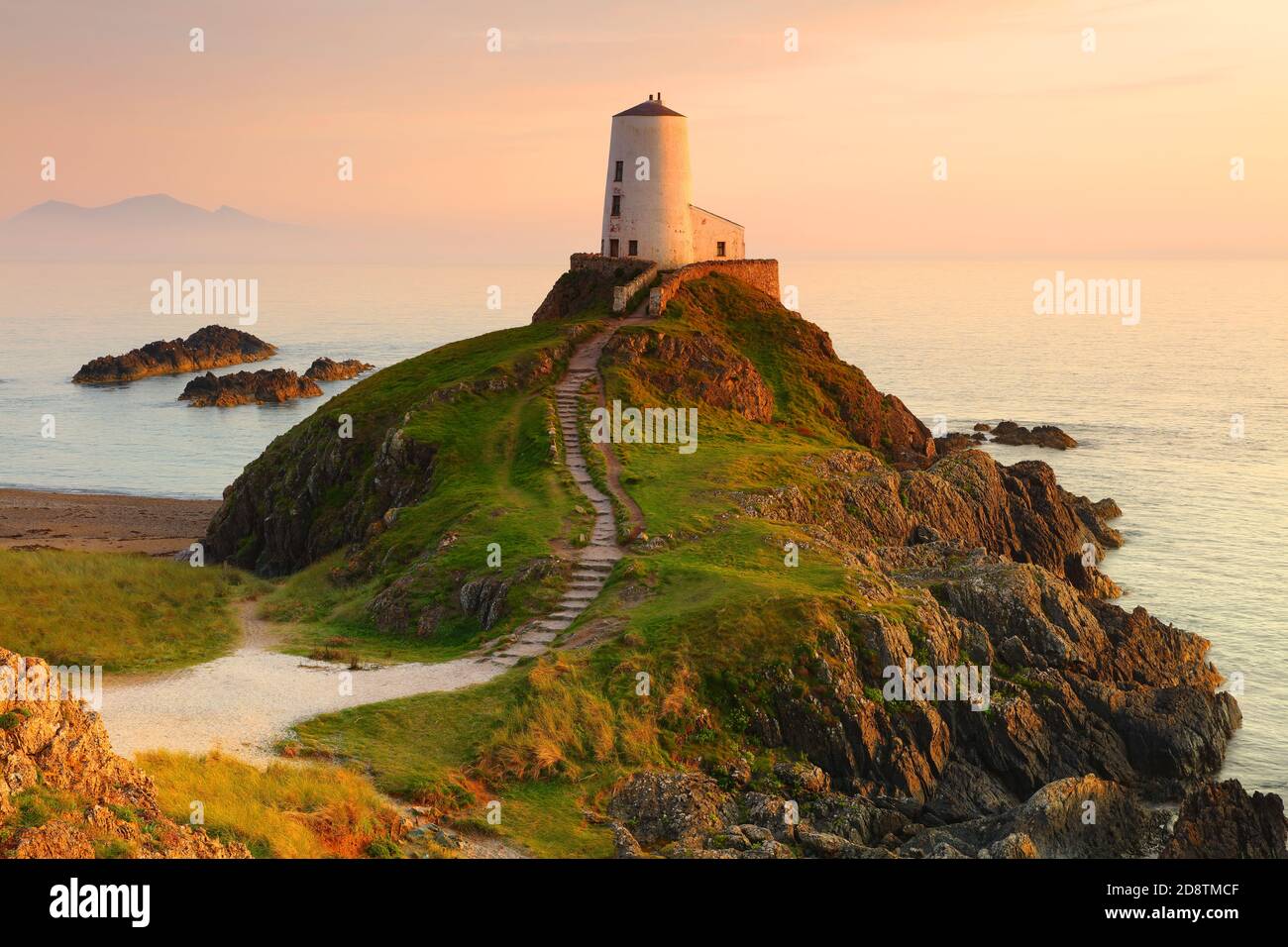 Faro di TWR Mawr, Isola di Llanddwyn al tramonto, Anglesey, Galles del Nord, Regno Unito. Foto Stock