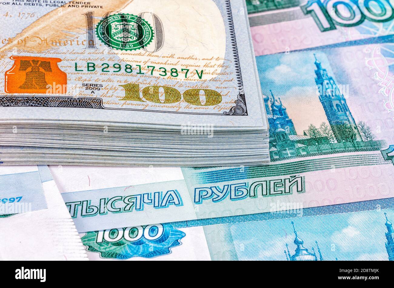 Un mucchio di cento banconote in dollari americani sulle rubli russi, primo piano Foto Stock