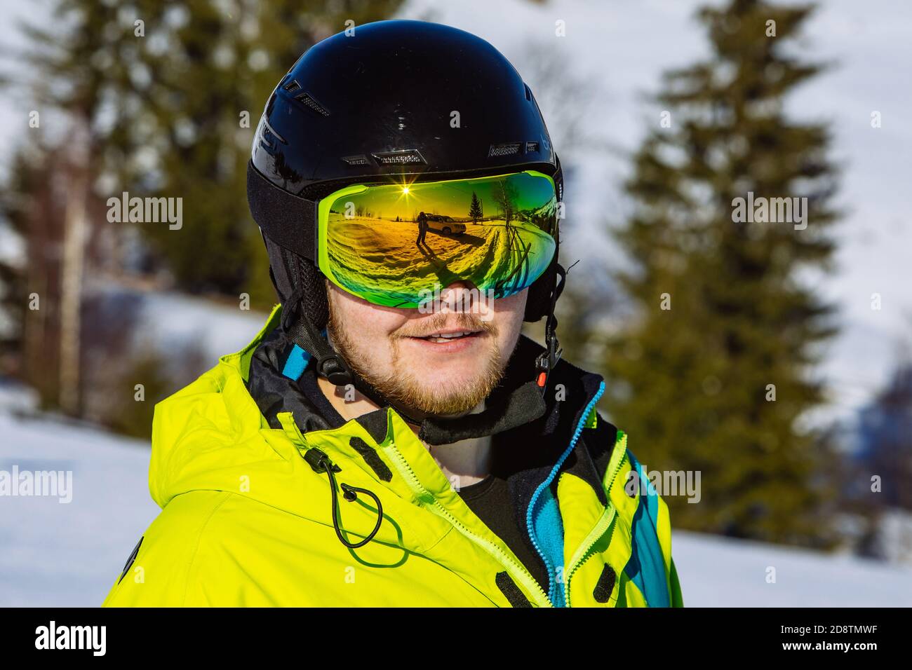 Uomo in casco e maschera da sci. riflessione. Attività invernali Foto stock  - Alamy
