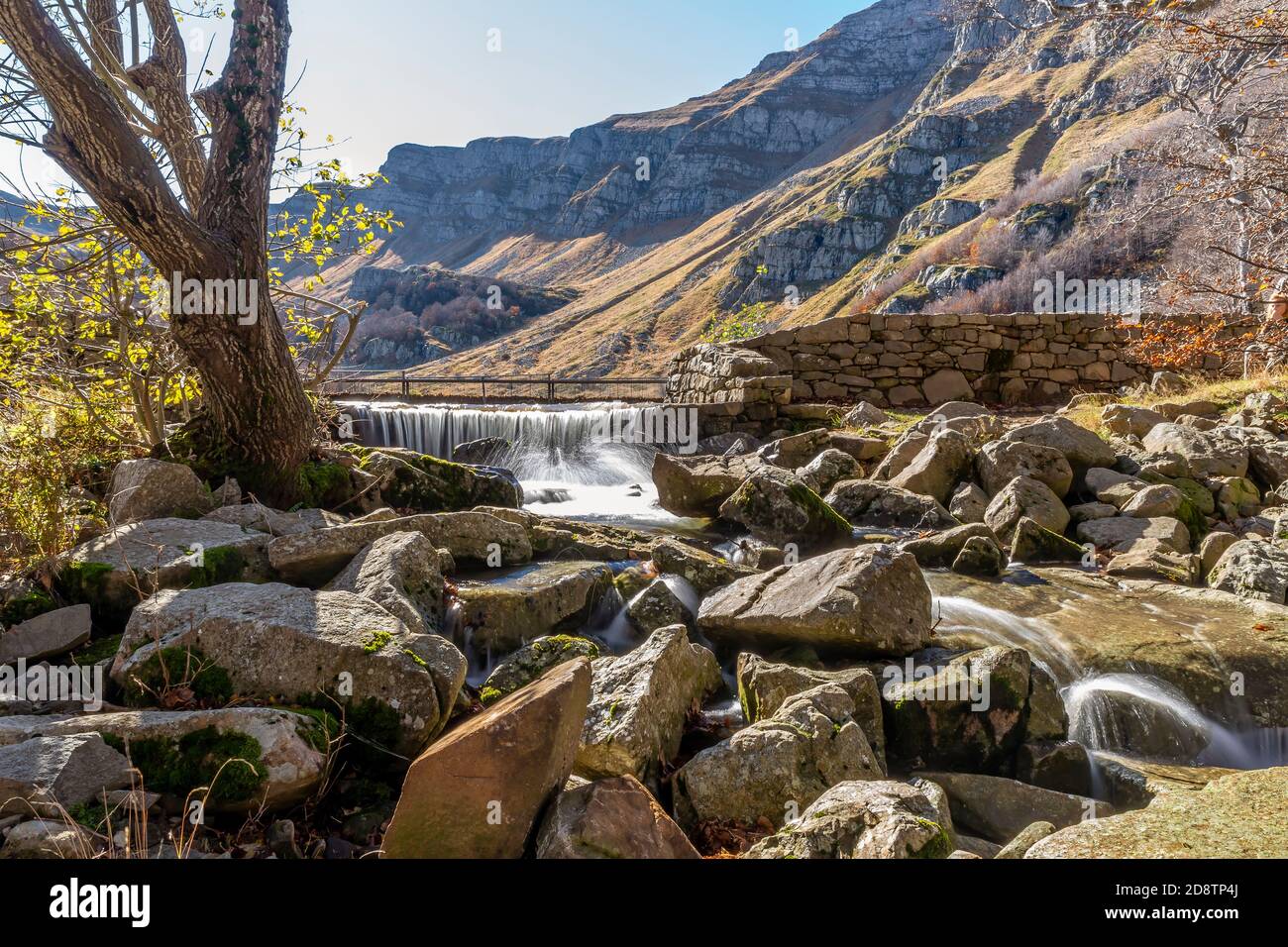 Le cascate del Lago di Baccio nel Parco del Frignano, Appennino Emiliano, Italia, con i colori dell'autunno Foto Stock
