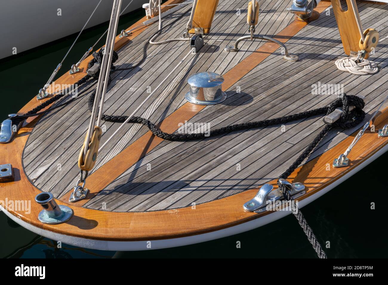 vista di dettaglio del rigging su un vecchio legno classico barca a vela Foto Stock