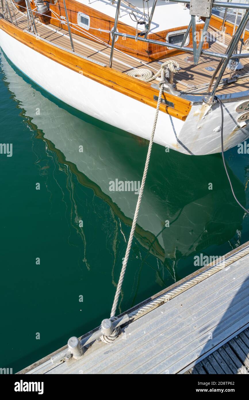 vista di dettaglio del rigging su un vecchio legno classico barca a vela Foto Stock