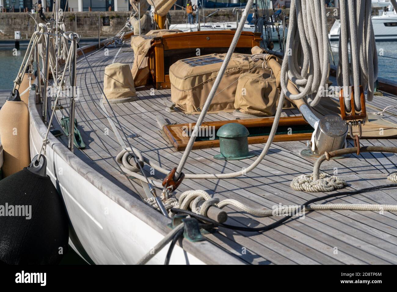 vista di dettaglio del rigging su un vecchio legno classico barca a vela Foto Stock