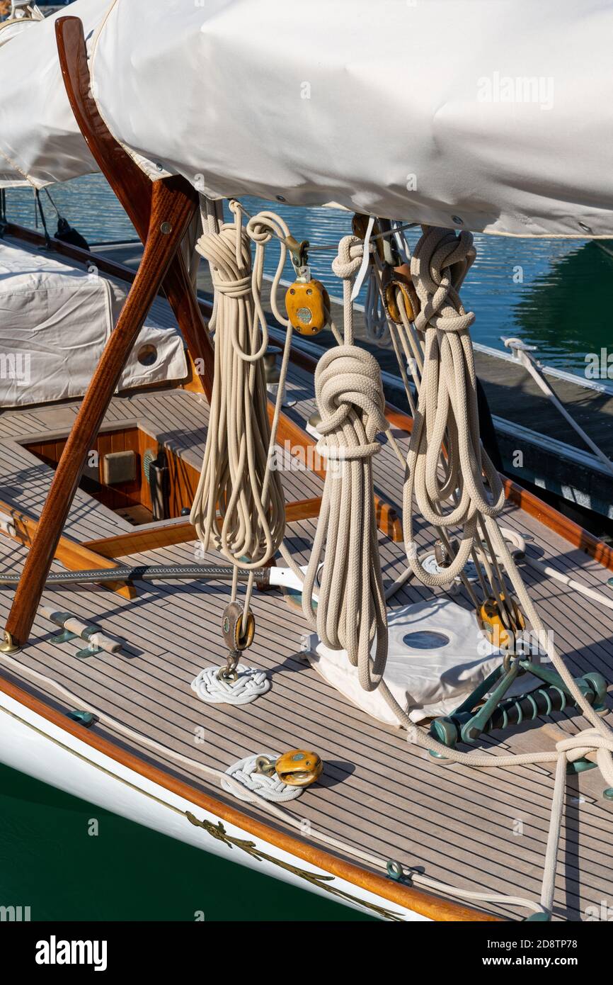 vista di dettaglio del rigging su un vecchio legno classico barca a vela Foto Stock