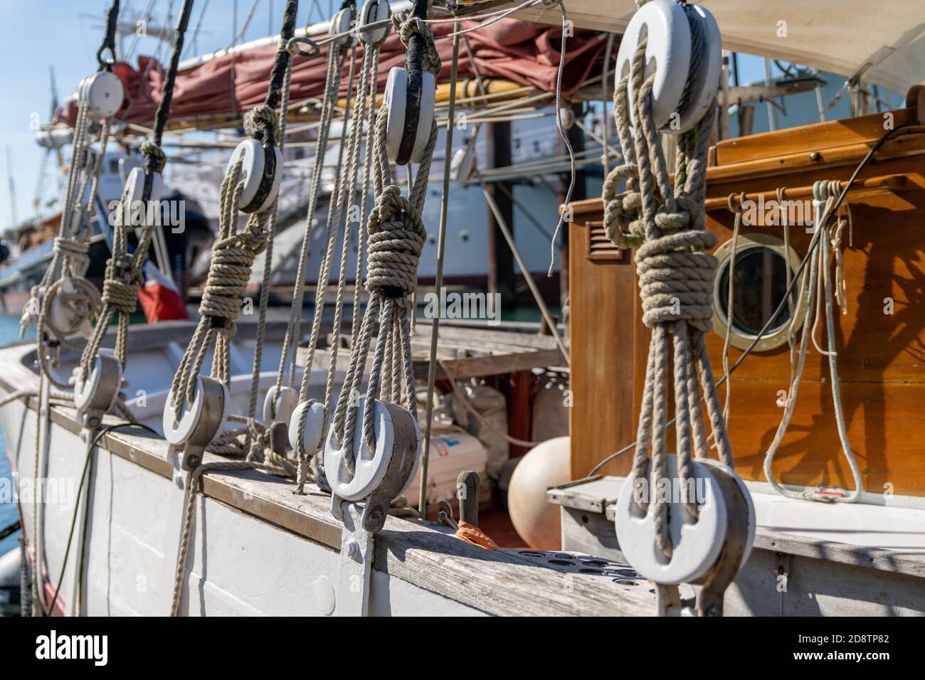 vista di dettaglio del rigging su un vecchio legno classico barca a vela Foto Stock