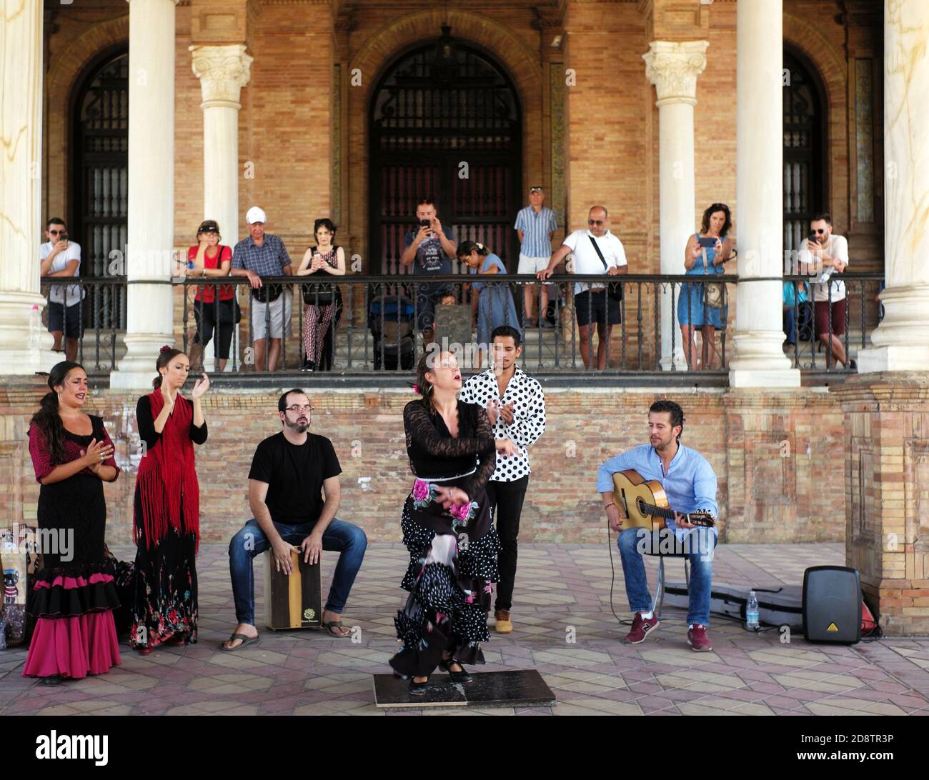 Musicisti e ballerini si esibiscono in flamenco per i membri del pubblico in Plaza de España, Siviglia, Spagna, 23 agosto 2019. Fotografia John Voos Foto Stock