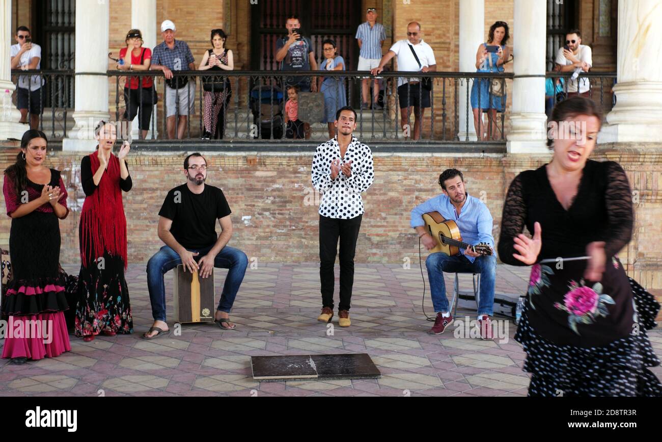 Musicisti e ballerini si esibiscono in flamenco per i membri del pubblico in Plaza de España, Siviglia, Spagna, 23 agosto 2019. Fotografia John Voos Foto Stock