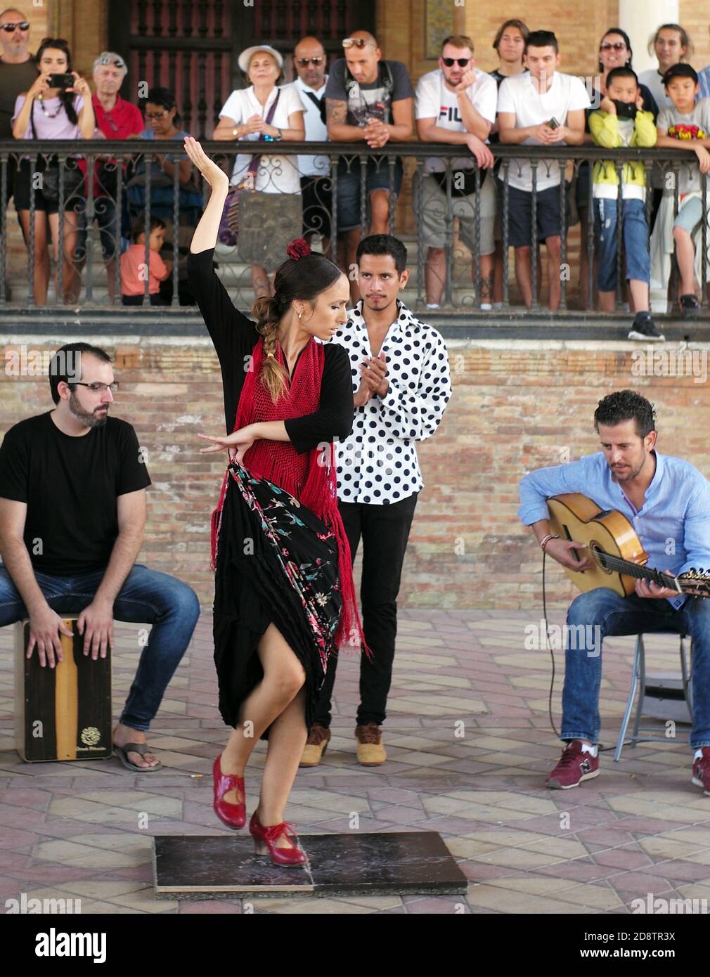Musicisti e ballerini si esibiscono in flamenco per i membri del pubblico in Plaza de España, Siviglia, Spagna, 23 agosto 2019. Fotografia John Voos Foto Stock