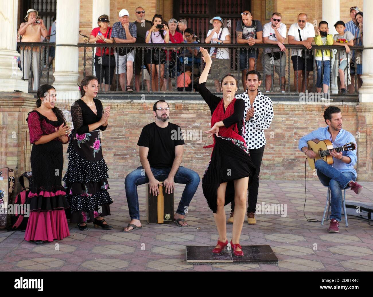 Musicisti e ballerini si esibiscono in flamenco per i membri del pubblico in Plaza de España, Siviglia, Spagna, 23 agosto 2019. Fotografia John Voos Foto Stock