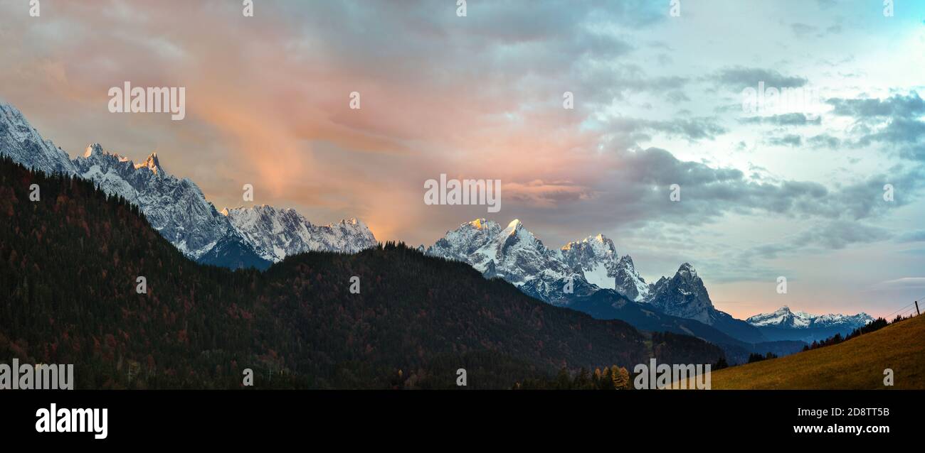 Panorama montano all'alba con Alpino Glow sopra il tedesco Alpi Foto Stock