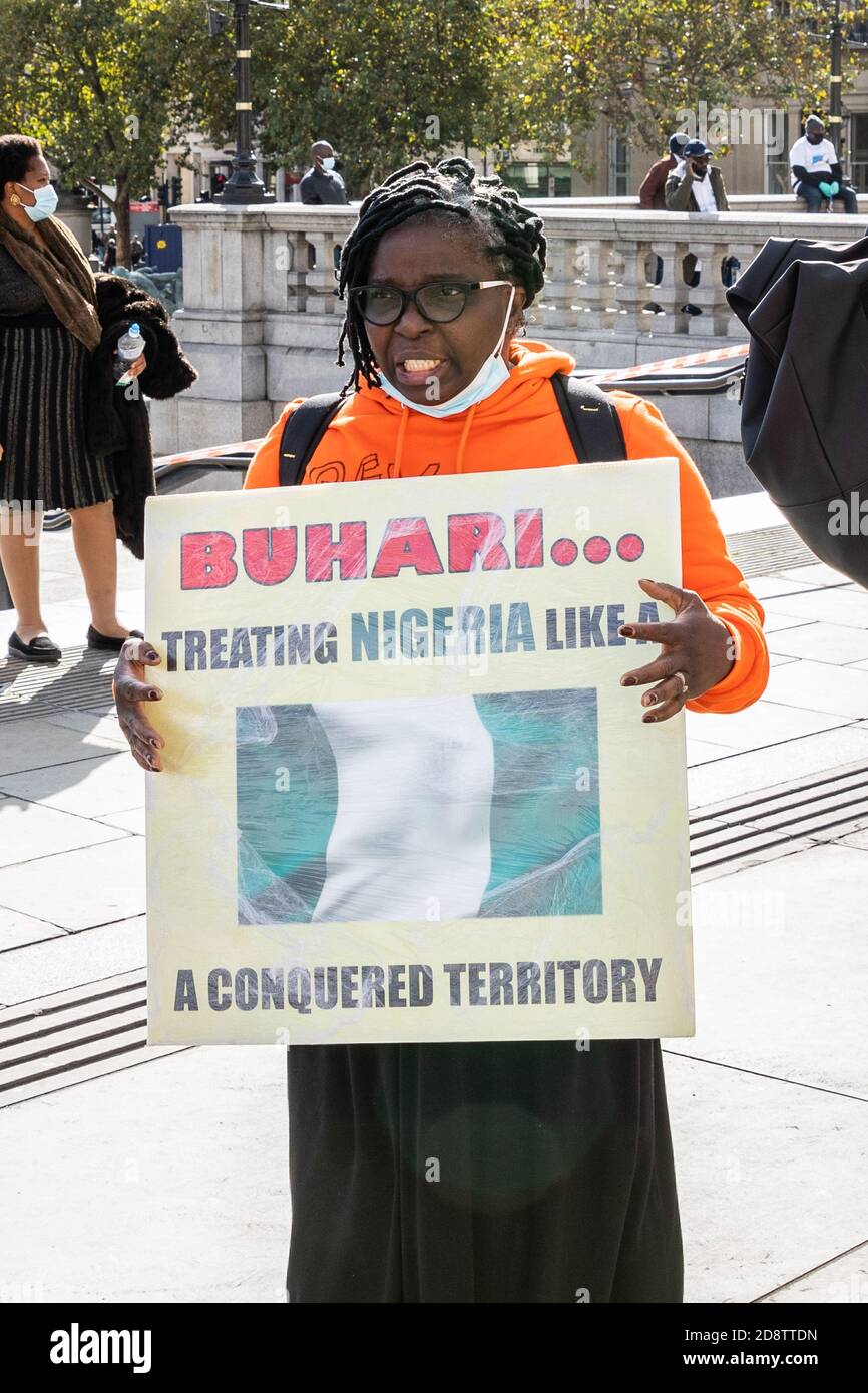 Protesta nigeriana in Trafalgar Square di Londra contro il presidente Muhammadu Buhari seconda offerta di mandato con: Atmosfera dove: Londra, Regno Unito quando: 01 Ott 2020 credito: Phil Lewis/WENN Foto Stock