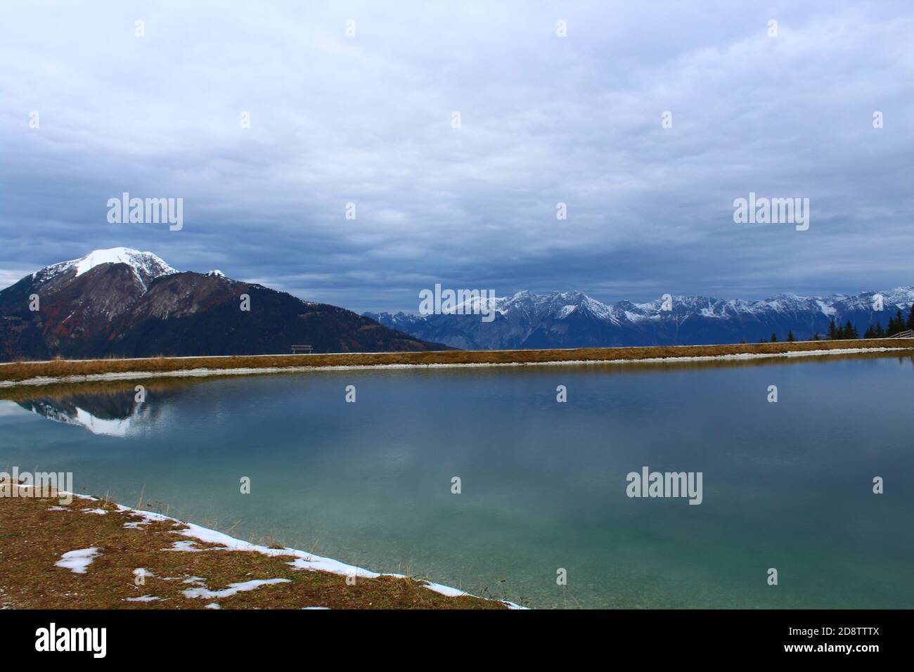 Paesaggio alpino che si riflette in un tarn a Mieders, Stubai, Tirolo, Austria Foto Stock