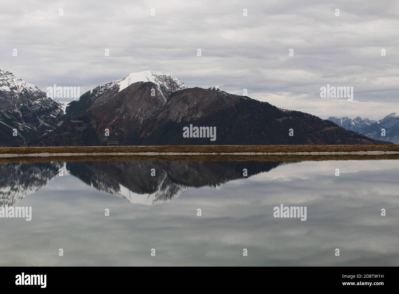 Paesaggio alpino che si riflette in un tarn a Mieders, Stubai, Tirolo, Austria Foto Stock