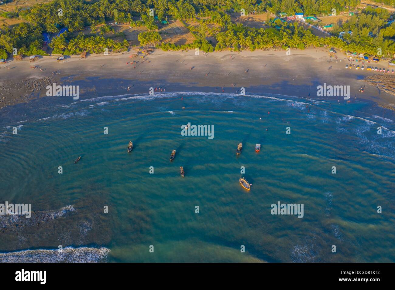 Vista aerea dell'isola di Saint Martin, conosciuta localmente come Narikel Jinjira, è l'unica isola corallina e uno dei luoghi turistici più famosi di Bangl Foto Stock