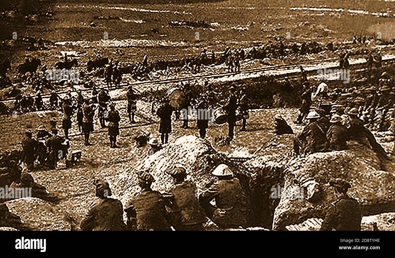 Una fotografia da stampa di Pipers regimentali Black Watch che giocano una celebrazione della vittoria per le truppe dopo la battaglia di Longueval. 185 soldati della guardia Nera morirono tra il 13 e il 19 luglio 1916 nella battaglia di Longueval (parte della battaglia della Somme). L'obiettivo della battaglia era quello di prendere il terreno alto del crinale di Bazentin, tra Bazentin le Grant e il villaggio fortificato di Longueval. Venerdì 15 settembre 1916, la divisione neozelandese si unì alla battaglia della Somme Foto Stock