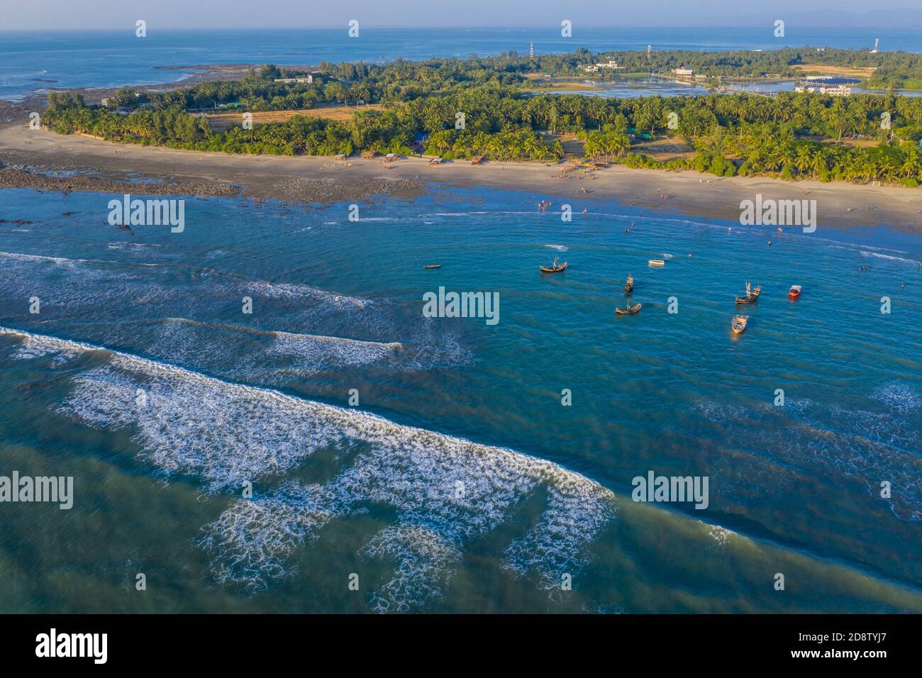 Vista aerea dell'isola di Saint Martin, conosciuta localmente come Narikel Jinjira, è l'unica isola corallina e uno dei luoghi turistici più famosi di Bangl Foto Stock