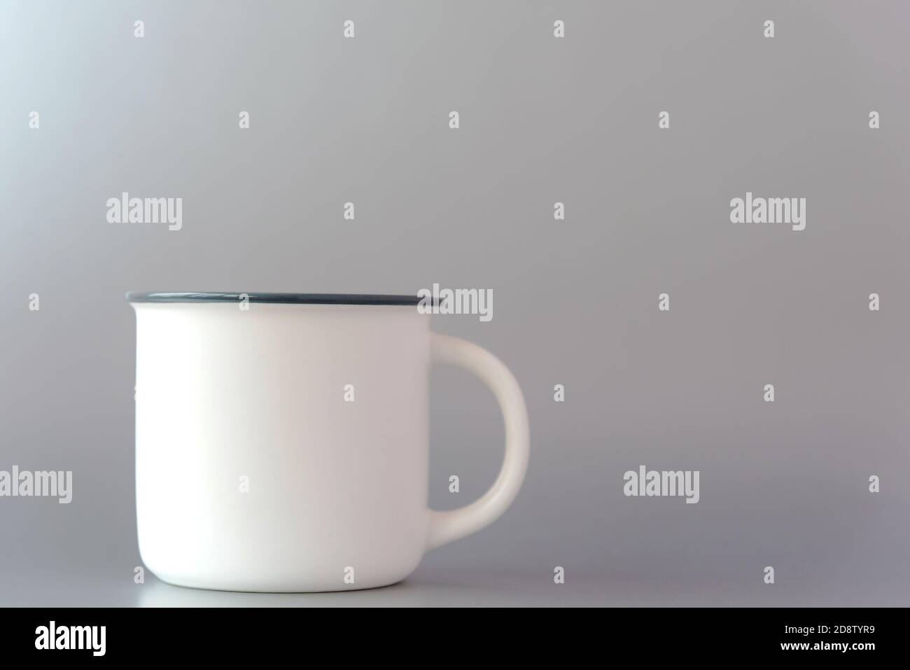 Tazza con mockup per template su sfondo grigio chiaro Foto Stock