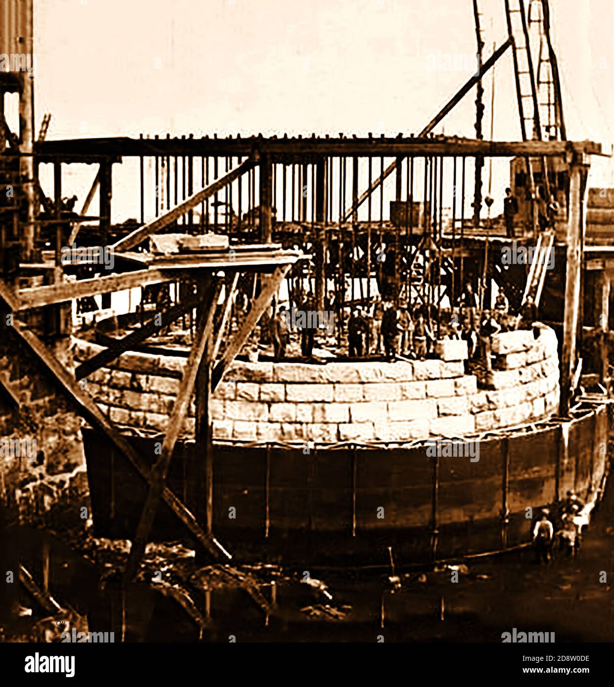 Costruire il Forth Bridge, un ponte ferroviario a sbalzo attraverso il Firth of Forth, nella parte orientale della Scozia. - costruzione di un Caisson Circa 1880. Un caisson è una struttura di ritegno a tenuta stagna usata per lavorare sotto il livello dell'acqua sulle fondamenta di un molo del ponte, diga ecc. a.k.a. il quarto ponte ferroviario,( per distinguerlo dal ponte stradale più nuovo). È stato progettato dagli ingegneri inglesi Sir John Fowler e Sir Benjamin Baker, ma è considerato un'icona nazionale della Scozia. Le quattro caraffe del Queensferry del sud sono state tutte affondate dal metodo pneumatico e sono identiche nel disegno ma non nelle dimensioni. Foto Stock