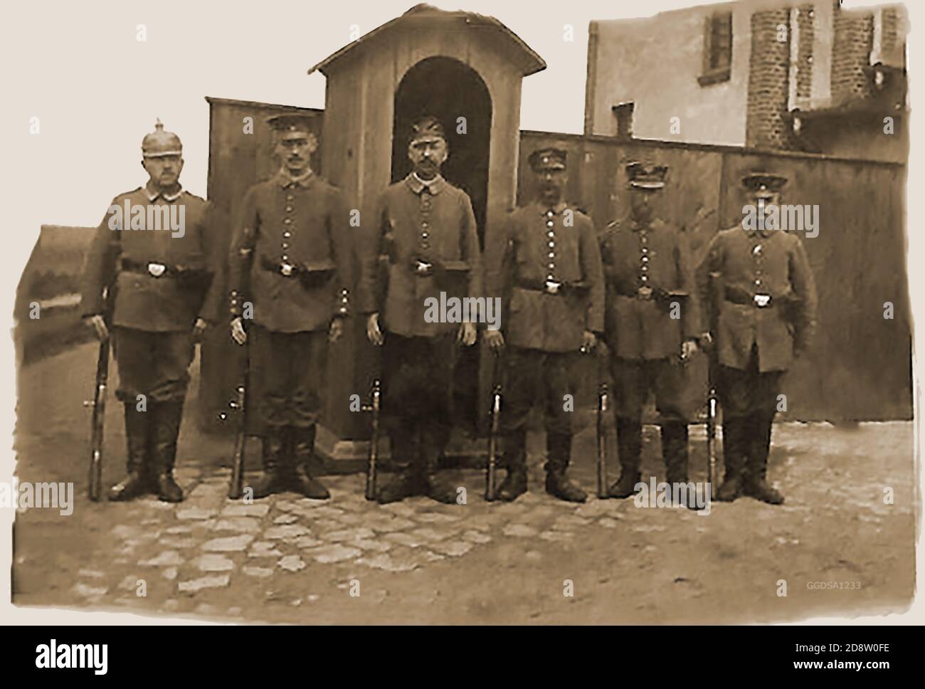 Un vecchio album fotografico in tempo di guerra che mostra le guardie al prigioniero di Gustrow del campo di guerra nel 1918. Il cimitero del campeggio si trova sulla strada principale per Glasewitz. Foto Stock