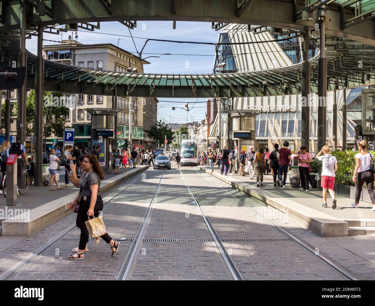 Strasburgo, Francia, 3 luglio 2019: Stazione ferroviaria a Place Homme de  fer in Grande Ile, centro storico di Strasburgo Foto stock - Alamy