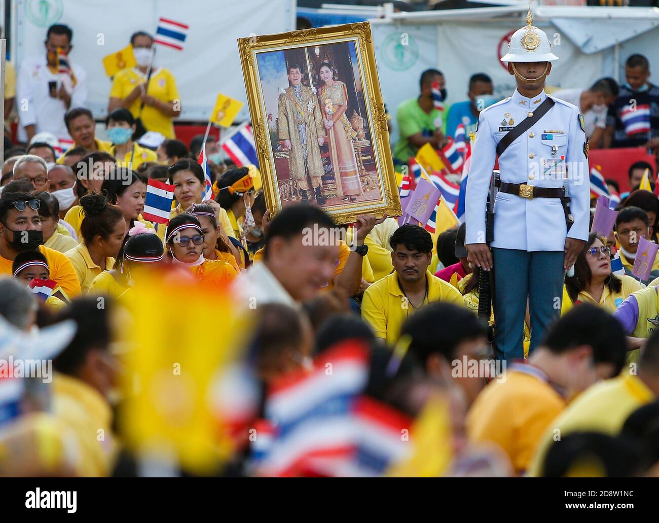 Bangkok, Thailandia. 1 novembre 2020. I sostenitori del re tailandese Maha Vajiralongkorn e della regina Suthida si riuniscono prima della cerimonia religiosa, all'esterno del Grand Palace di Bangkok. Le persone vestite di giallo si accamanono al Sanam Luang di Bangkok e al Tempio del Buddha di Smeraldo per dimostrare la loro lealtà a sua Maestà il Re. Credit: Chaiwat Subprasom/SOPA Images/ZUMA Wire/Alamy Live News Foto Stock