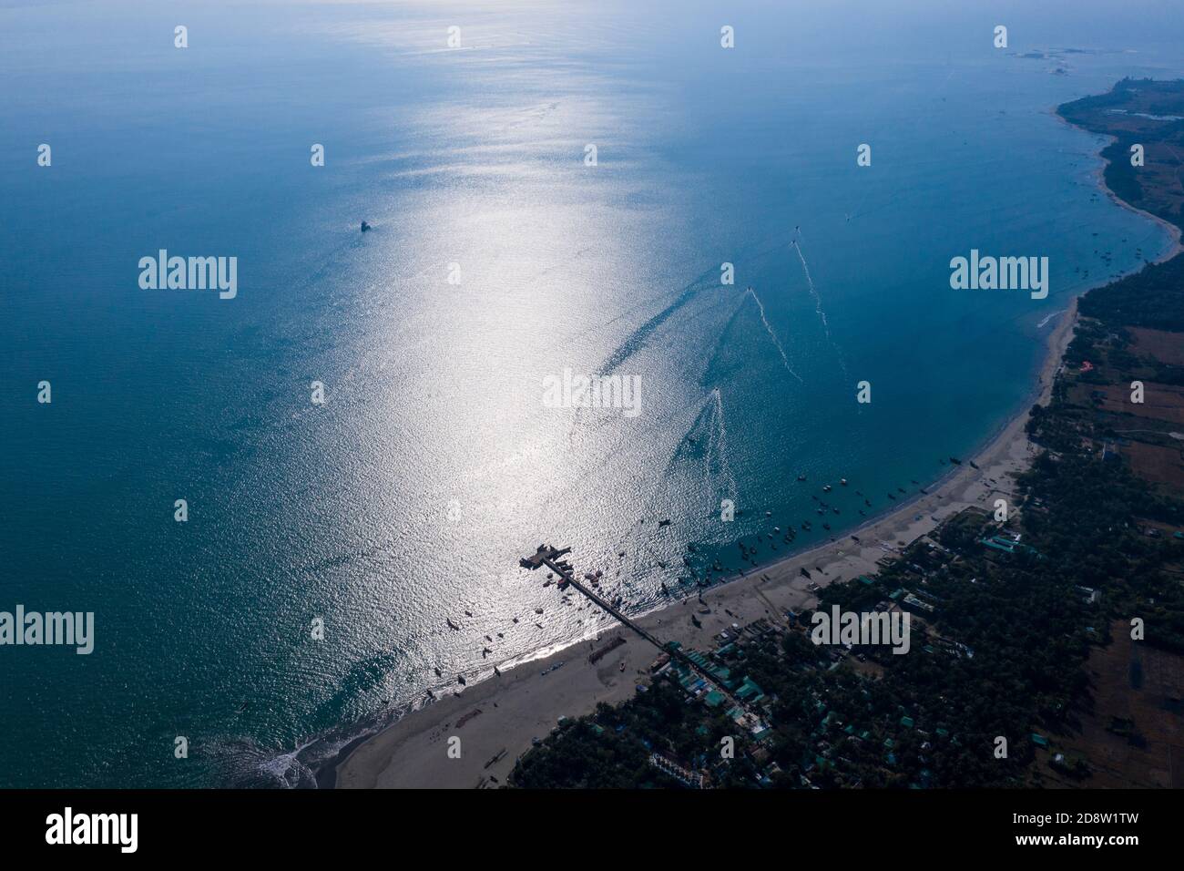 Vista aerea dell'isola di Saint Martin, conosciuta localmente come Narikel Jinjira, è l'unica isola corallina e uno dei luoghi turistici più famosi di Bangl Foto Stock