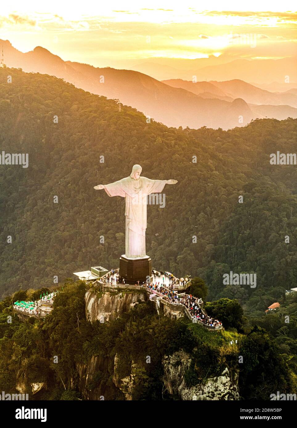 Cristo Redentor statua a Rio de Janeiro (scatto aereo fatto da un elicottero) durante un tramonto spettacolare Foto Stock