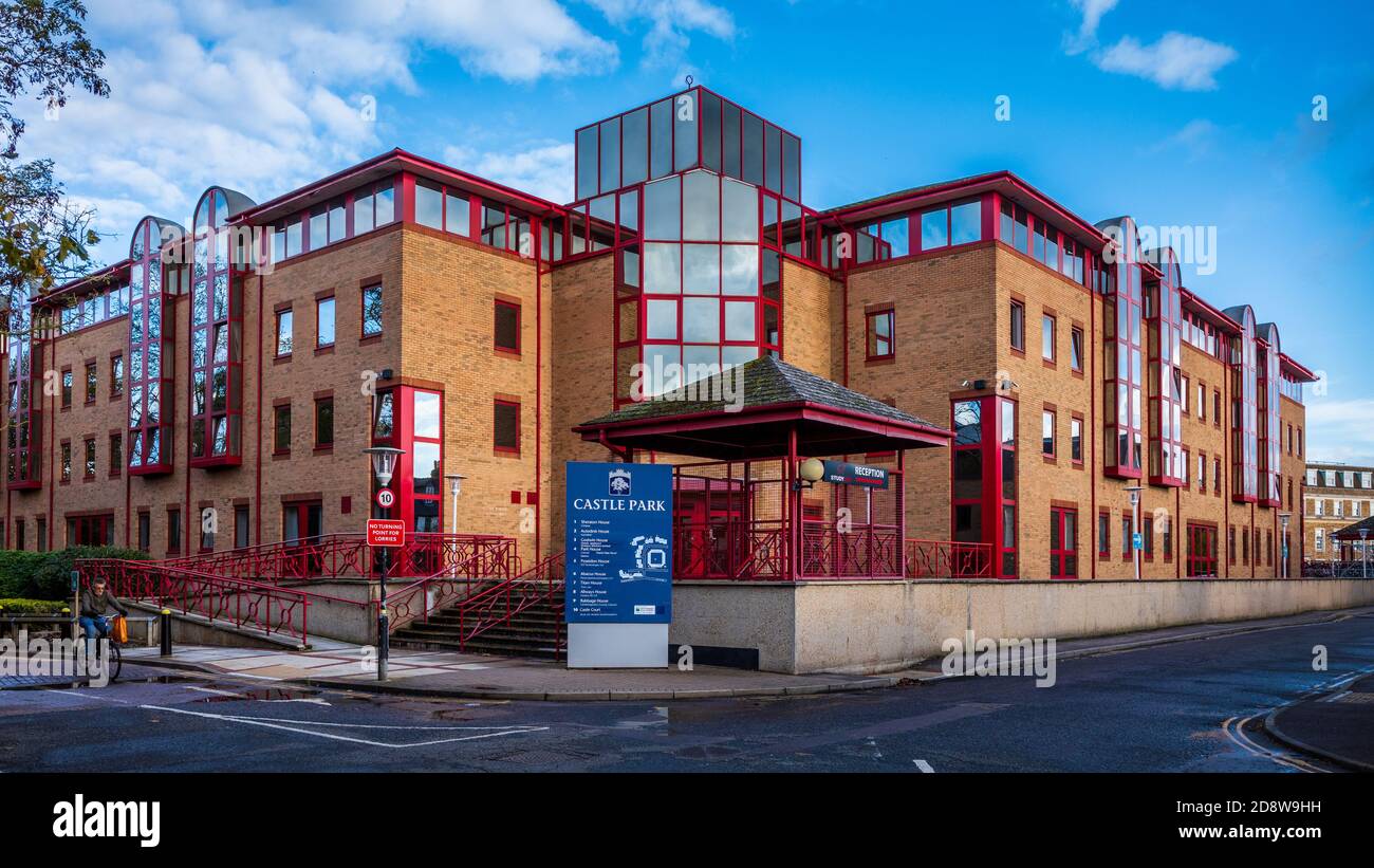 Castle Park Business Park Cambridge - Castle Court Study Inn Student Accommodation in foreground. Foto Stock
