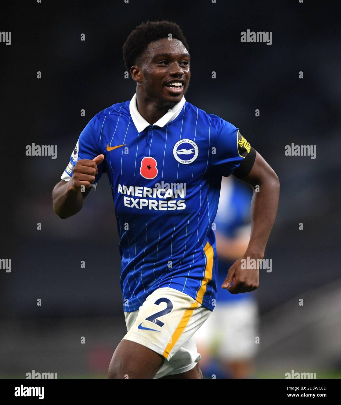 Tariq Lamptey di Brighton e Hove Albion celebra il primo gol del suo fianco durante la partita della Premier League al Tottenham Hotspur Stadium di Londra. Foto Stock