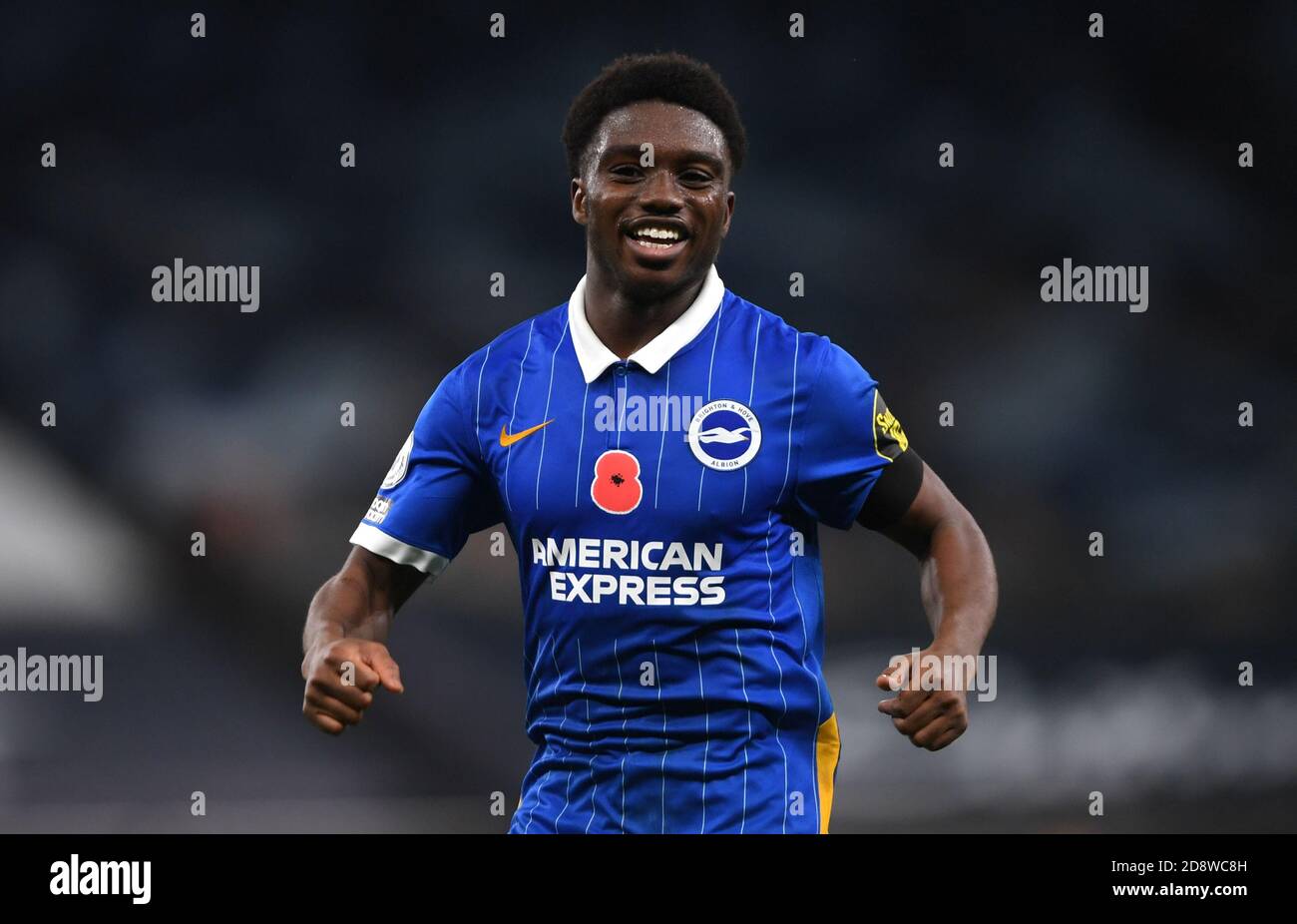 Tariq Lamptey di Brighton e Hove Albion celebra il primo gol del suo fianco durante la partita della Premier League al Tottenham Hotspur Stadium di Londra. Foto Stock