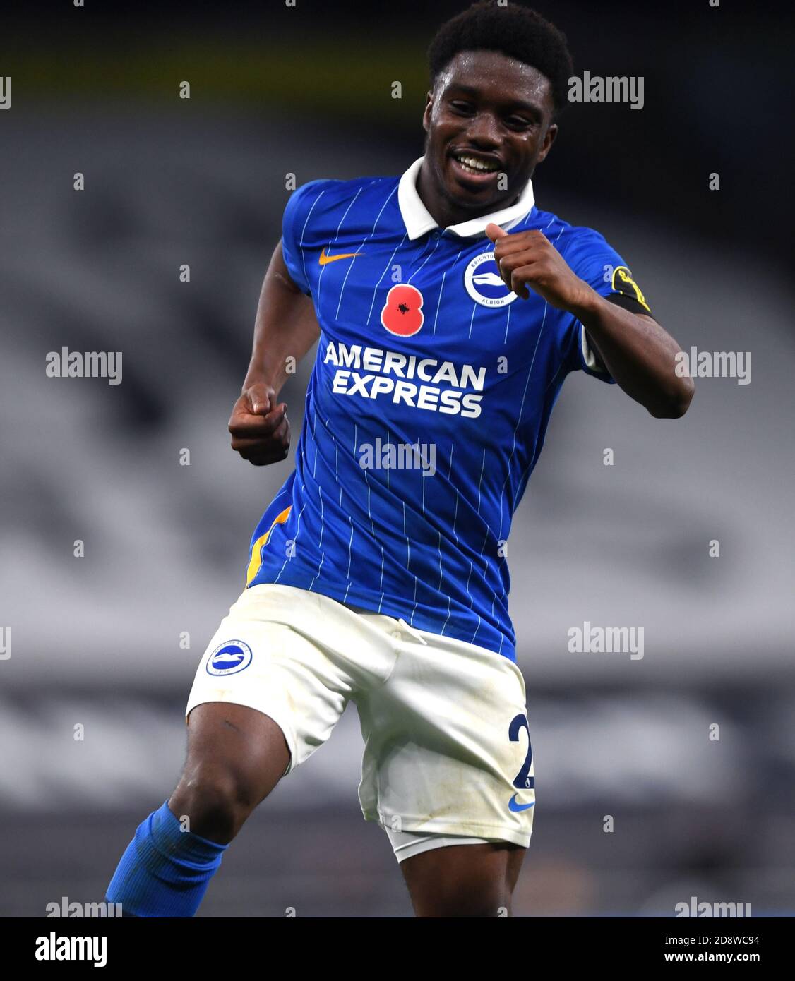 Tariq Lamptey di Brighton e Hove Albion celebra il primo gol del suo fianco durante la partita della Premier League al Tottenham Hotspur Stadium di Londra. Foto Stock