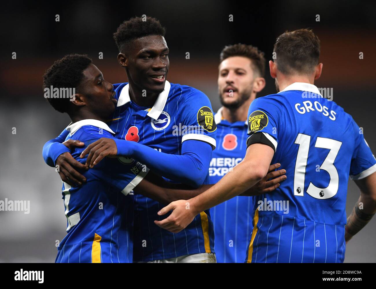 Brighton e Hove Albion's Tariq Lamptey (a sinistra) festeggia il primo gol della partita con i compagni di squadra durante la partita della Premier League al Tottenham Hotspur Stadium di Londra. Foto Stock