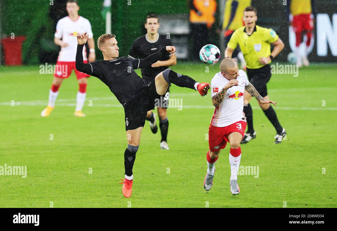 Oscar Wendt di Monchengladbach e Jose Angelino di Red Bull Lipsia durante la partita di calcio del campionato tedesco Bundesliga tra Borussia Monch C. Foto Stock