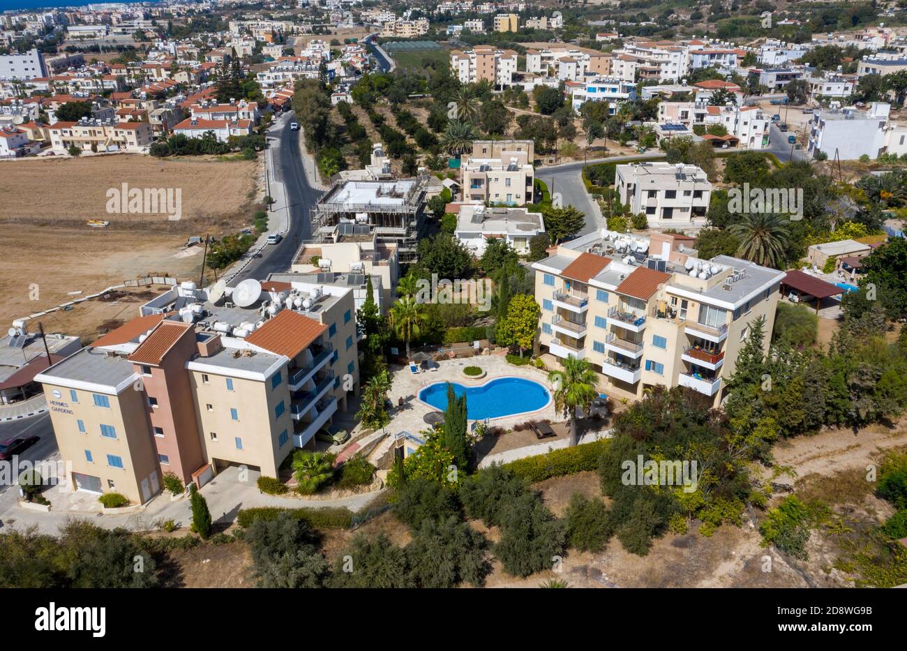 Vista aerea degli appartamenti Hermes Gardens, Kato Pervolian, Paphos, Cipro. Gli appartamenti sono un tipico esempio di appartamenti in affitto a Cipro. Foto Stock